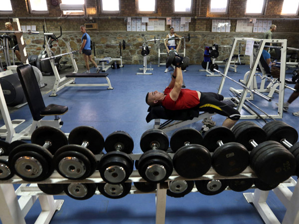 Cómo prevenir y tratar el dolor muscular y el esguince por levantar pesas